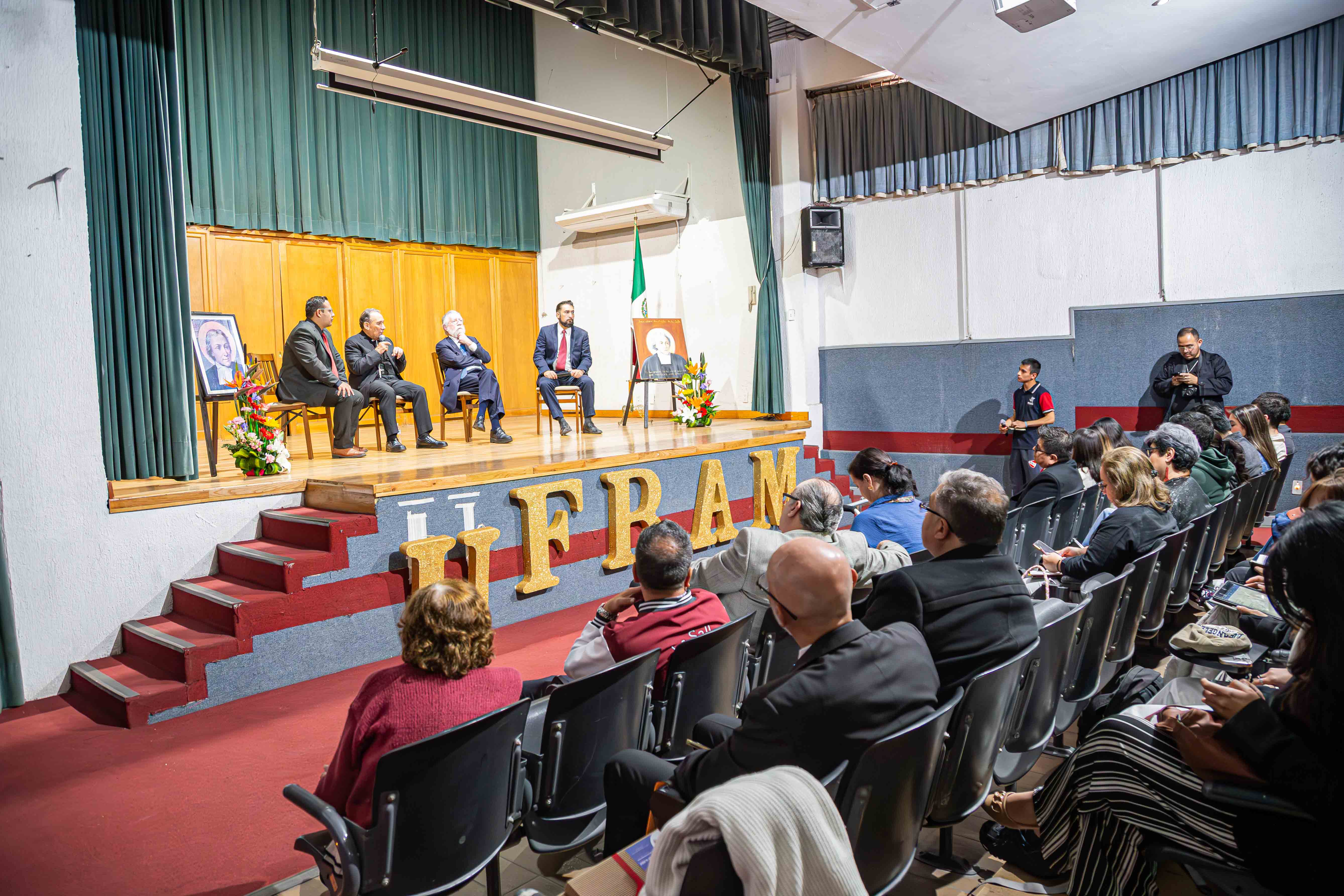 VISITA PASTORAL A LA UNIVERSIDAD FRANCO MEXICANA