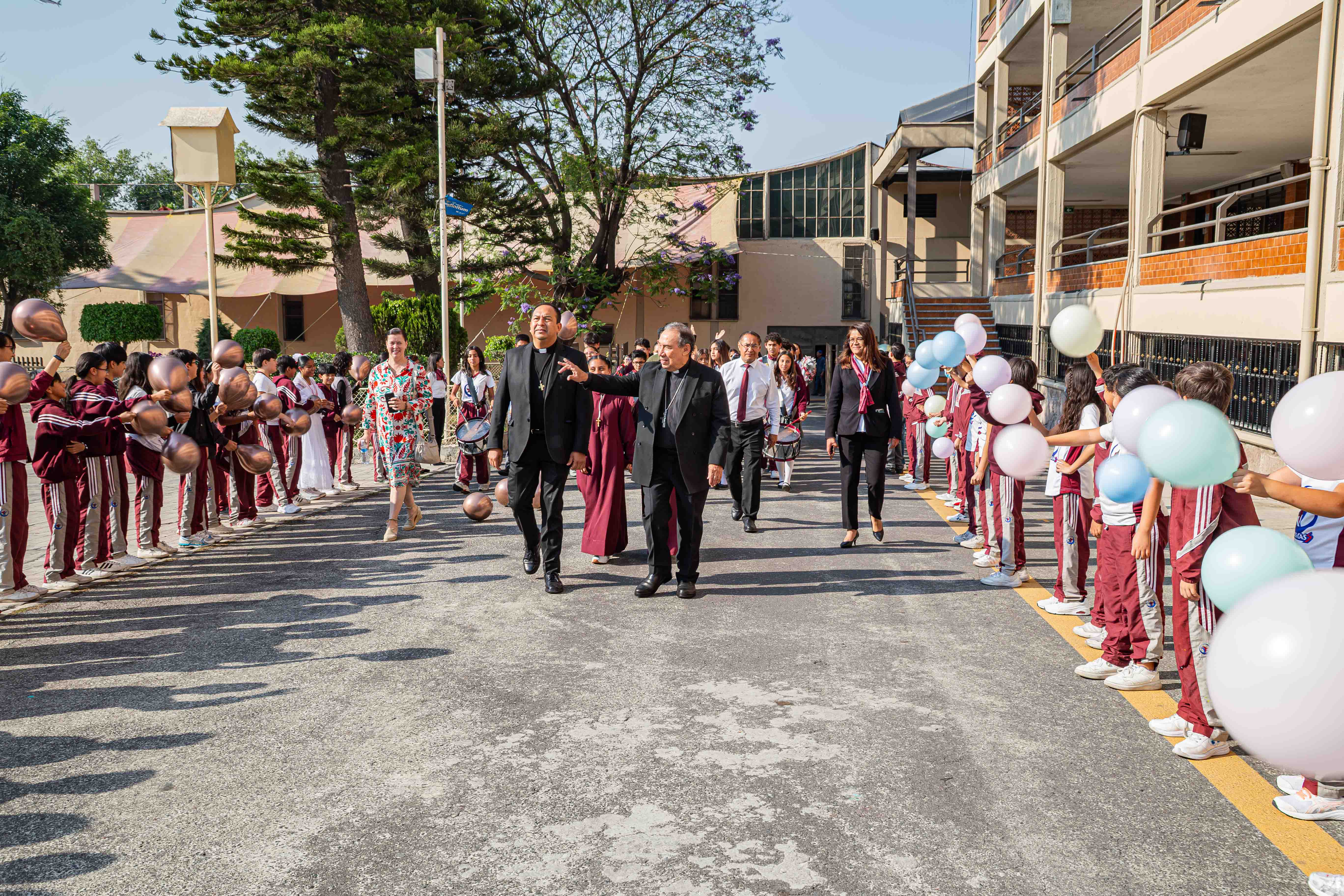 VISITA PASTORAL AL COLEGIO SALESIANO ÁNGELA SEGOVIA DE SERRANO